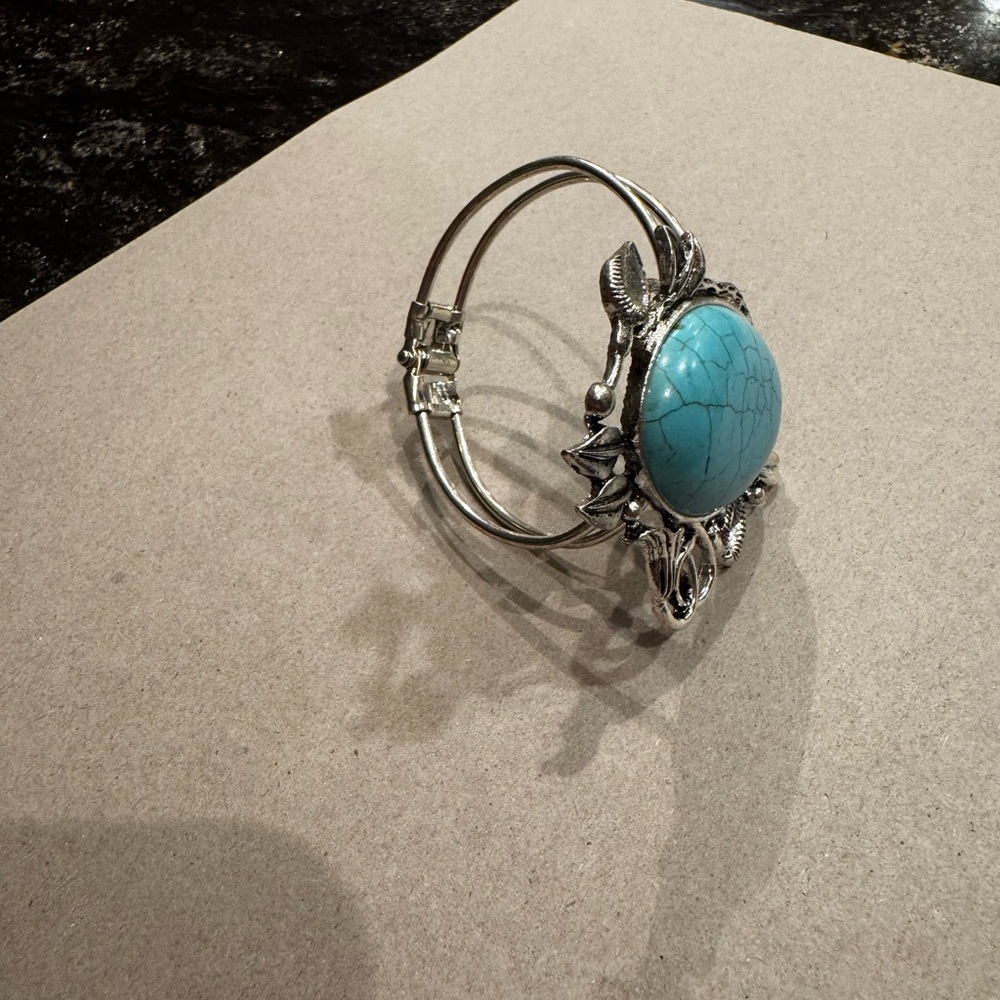 Vintage Southwestern Style Silver Tone Faux Turquoise Floral Cuff Bracelet - Picture 6 of 6